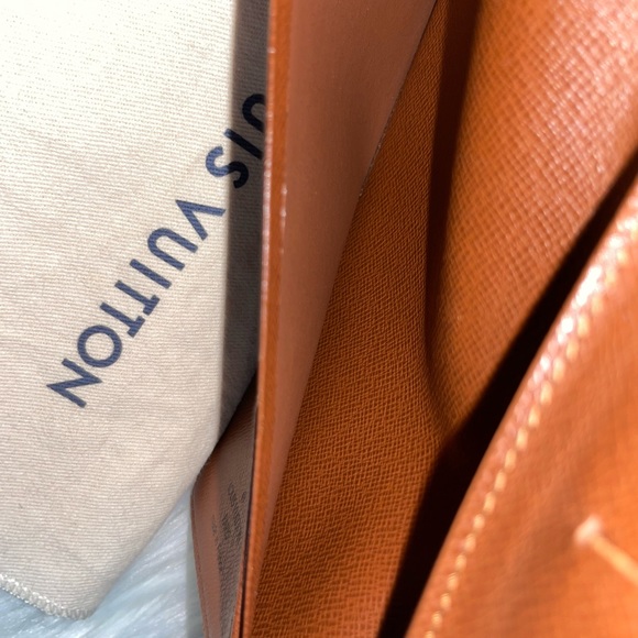 Available ✨
LOUIS VUITTON BRAZZA WALLET MONOGRAM - Picture 8 of 16